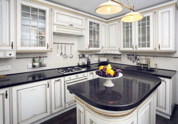 Темная столешница на светлой кухне &mdash; лучшие вариации сочетаний