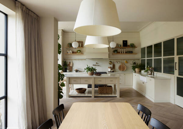 Классическая архитектура и зелёная гостиная: обновление виллы 19 века в Англии