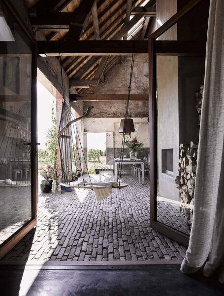 Атмосферный современный интерьер деревенского дома в Утрехте