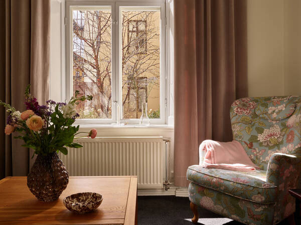 Тёплый интерьер с тёмным полом: небольшая квартира в Стокгольме (45 кв. м)