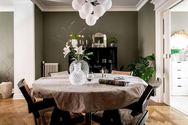 Стильные оттенки зелёного и серого в интерьерах шведской квартиры (88 кв. м)