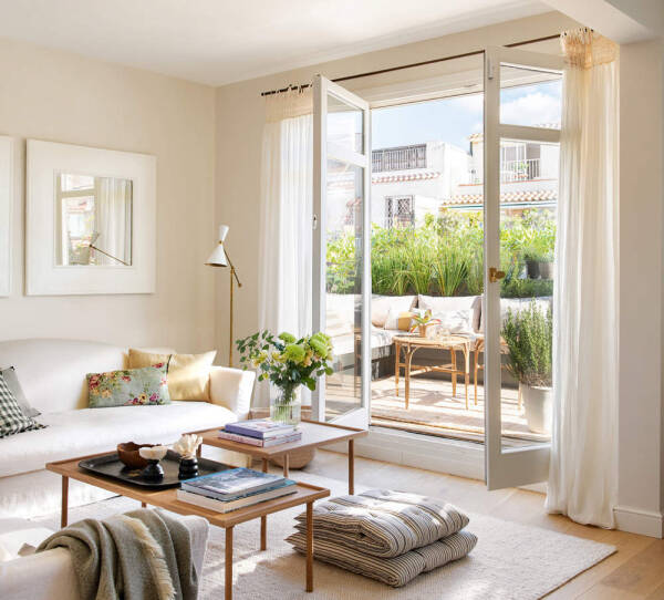 Компактная квартира в Барселоне с тёплыми интерьерами и мини-террасой