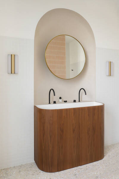 Парижская квартира с необычным пространством и мягким современным декором