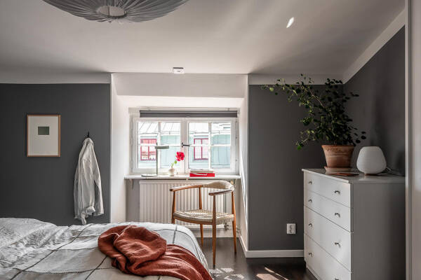 Оливковый диван и серые стены: светлая мансарда в Гетеборге (62 кв. м)