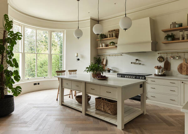 Классическая архитектура и зелёная гостиная: обновление виллы 19 века в Англии