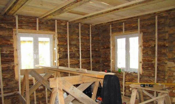 Выравнивание деревянных стен внутри дома
