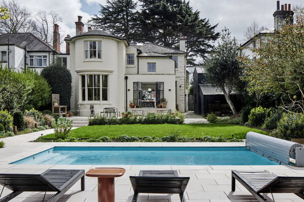 Классическая архитектура и зелёная гостиная: обновление виллы 19 века в Англии