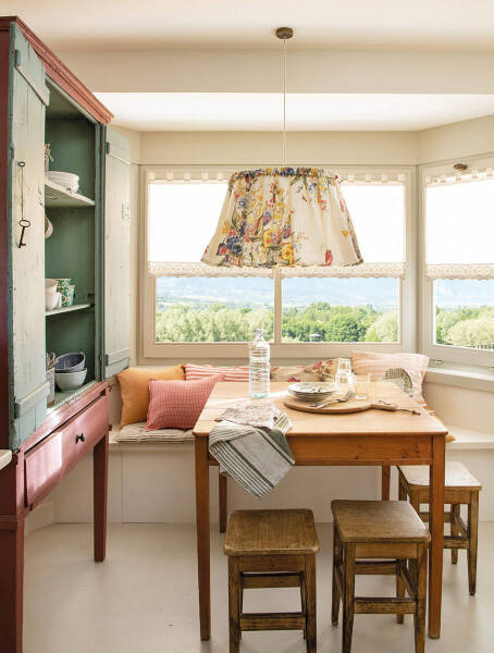 Уютное крыльцо с видами и нотки Прованса: красивый домик в Пиренеях