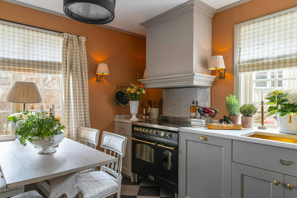 Английское влияние в дизайне коттеджа у озера в Швеции