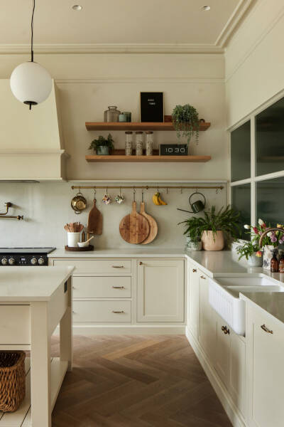 Классическая архитектура и зелёная гостиная: обновление виллы 19 века в Англии