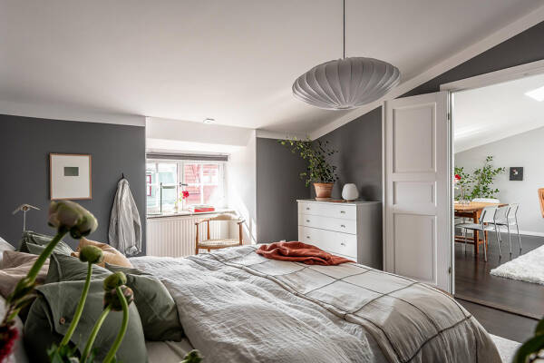 Оливковый диван и серые стены: светлая мансарда в Гетеборге (62 кв. м)