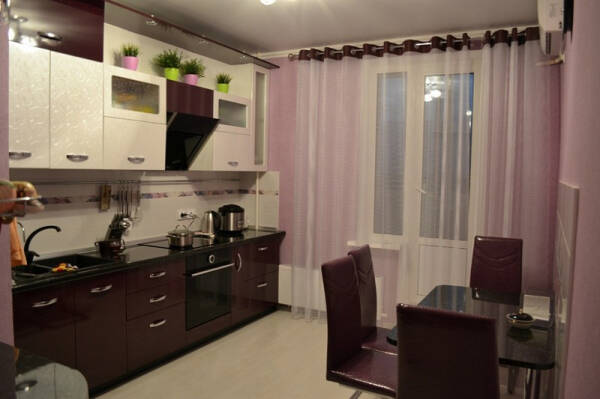 Выбор штор на кухню с балконной дверью