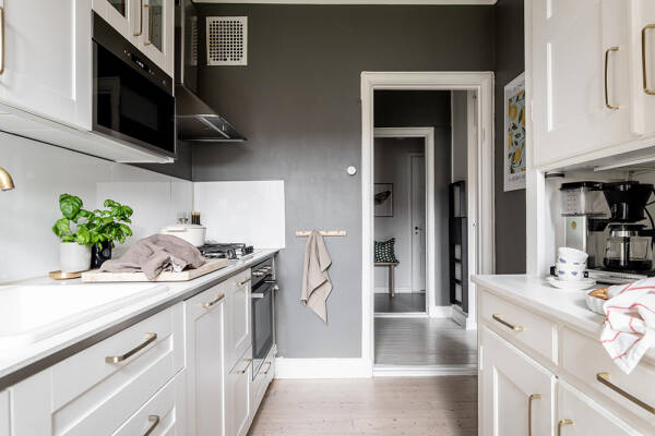 Стильные оттенки зелёного и серого в интерьерах шведской квартиры (88 кв. м)