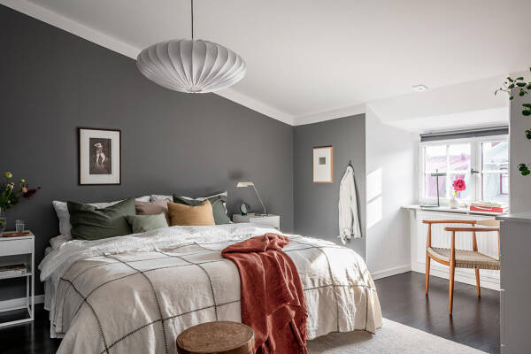 Оливковый диван и серые стены: светлая мансарда в Гетеборге (62 кв. м)