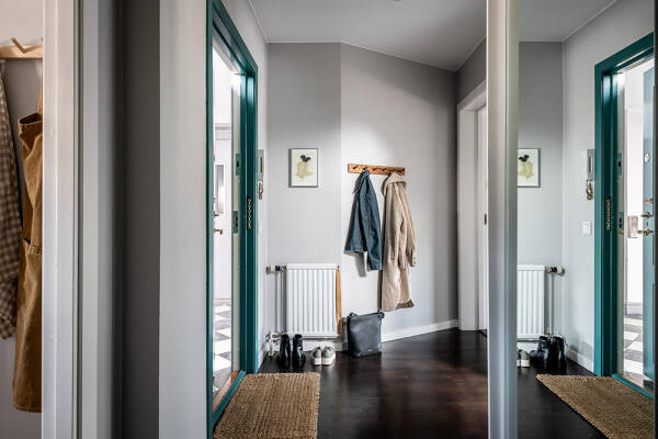 Оливковый диван и серые стены: светлая мансарда в Гетеборге (62 кв. м)