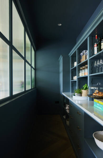 Классическая архитектура и зелёная гостиная: обновление виллы 19 века в Англии