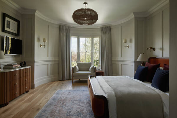 Классическая архитектура и зелёная гостиная: обновление виллы 19 века в Англии