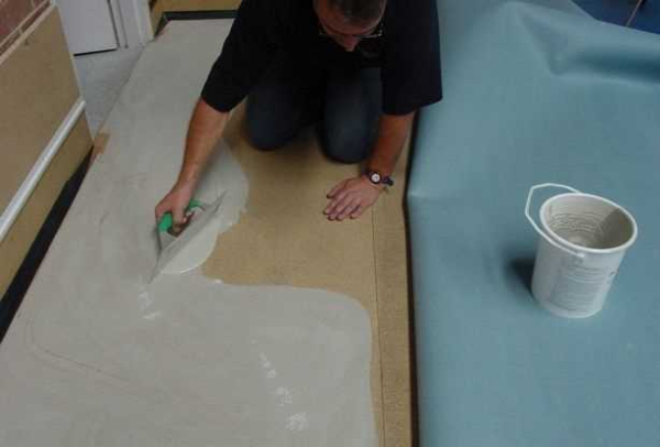 Обязательно ли крепить линолеум к деревянному полу и на какой клей лучше приклеить? &mdash; Рекомендации и советы