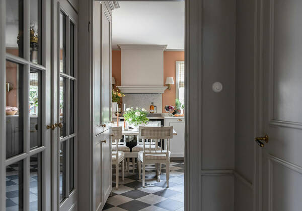 Английское влияние в дизайне коттеджа у озера в Швеции