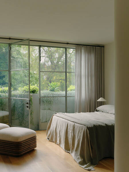 Небольшой дом в Мельбурне с уютными современными интерьерами и садом