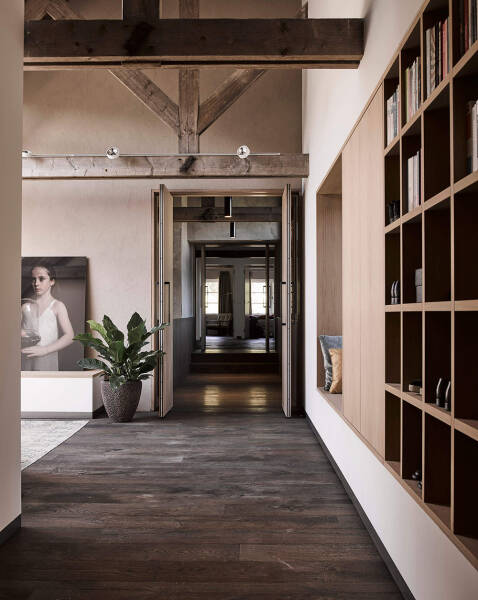 Атмосферный современный интерьер деревенского дома в Утрехте