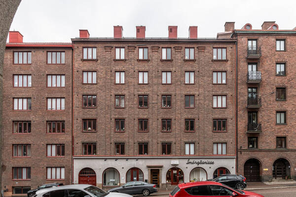 Стильные оттенки зелёного и серого в интерьерах шведской квартиры (88 кв. м)