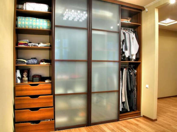 Как отрегулировать двери шкафа-купе в зависимости от типа раздвижной системы