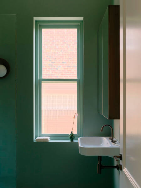 Небольшой дом в Мельбурне с уютными современными интерьерами и садом