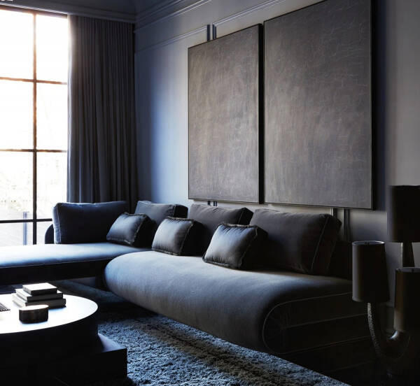 Драматичная гамма и модные детали: стильный таунхаус для молодой семьи в Нью-Джерси