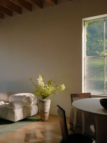 Небольшой дом в Мельбурне с уютными современными интерьерами и садом