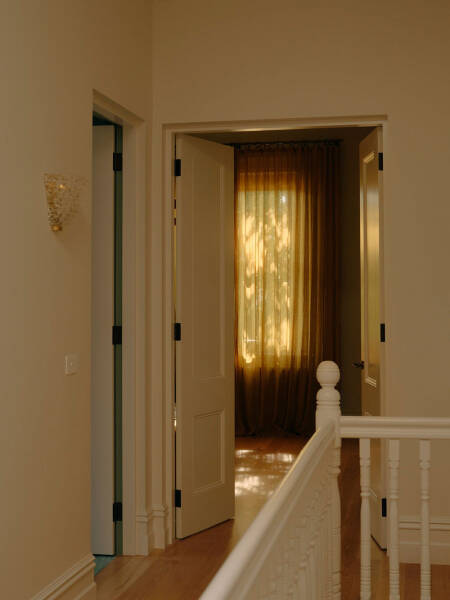 Небольшой дом в Мельбурне с уютными современными интерьерами и садом