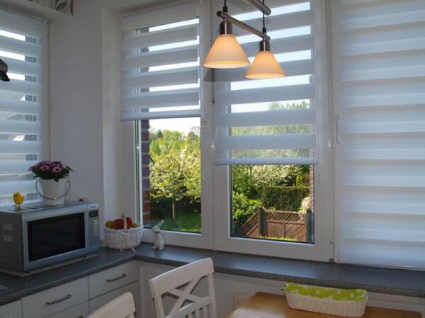 Рулонные шторы &laquo;день-ночь&raquo; на пластиковые окна: в интерьере, выбор конструкции, монтаж