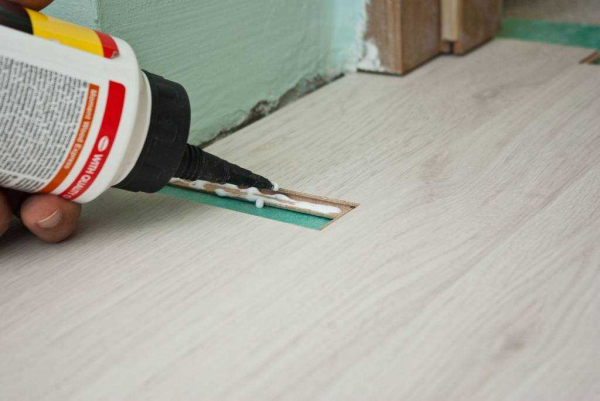 Обязательно ли крепить линолеум к деревянному полу и на какой клей лучше приклеить? &mdash; Рекомендации и советы