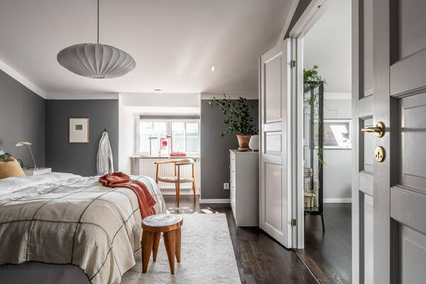 Оливковый диван и серые стены: светлая мансарда в Гетеборге (62 кв. м)