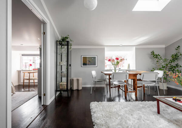 Оливковый диван и серые стены: светлая мансарда в Гетеборге (62 кв. м)