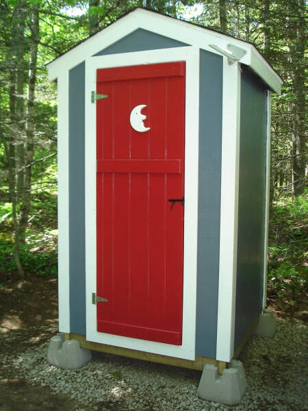 Как построить деревянный туалет на даче