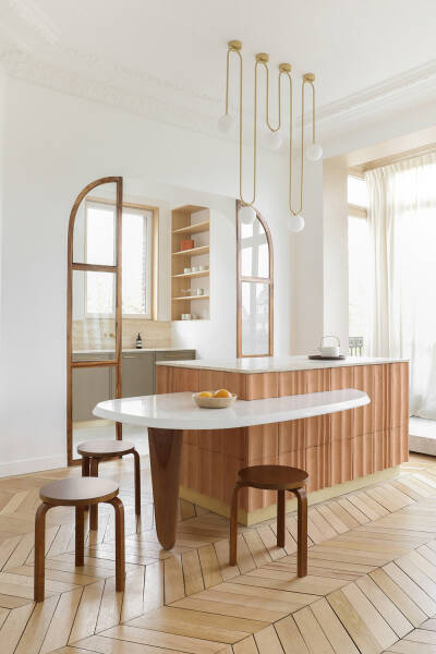 Парижская квартира с необычным пространством и мягким современным декором