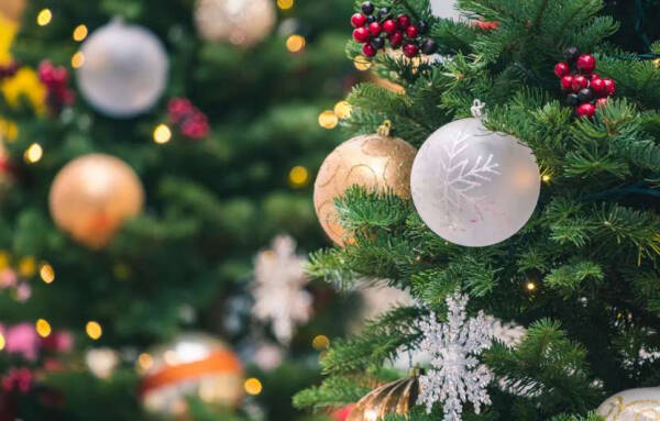 Как украсить подъезд к Новому году: правила, особенности и способы декорирования