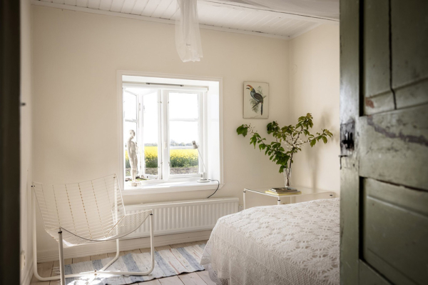 Белые интерьеры старой фермы недалеко от моря в Швеции