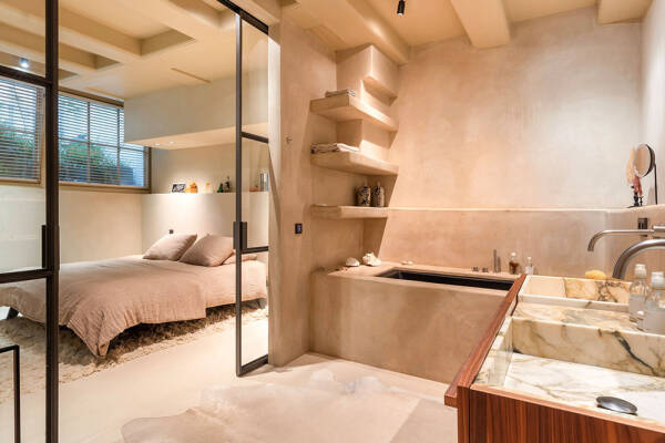 Стильный современный интерьер в доме на канале в Амстердаме