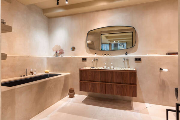 Стильный современный интерьер в доме на канале в Амстердаме