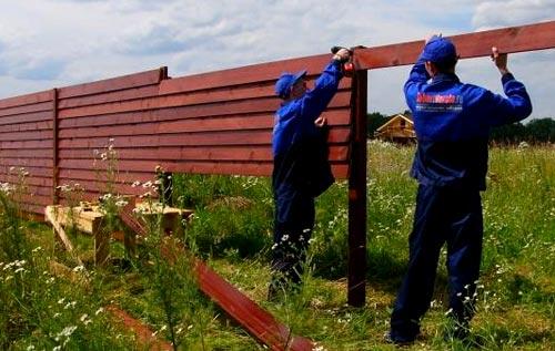 Строительство деревянных заборов лесенкой