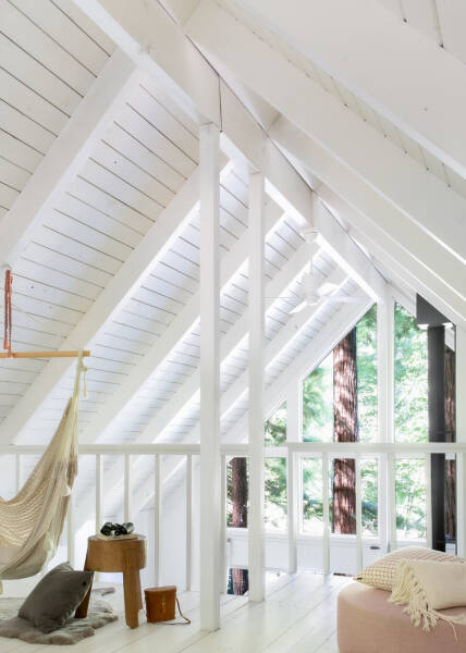 Прекрасный лесной домик со стильными черно-белыми интерьерами