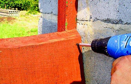 Строительство деревянных заборов лесенкой