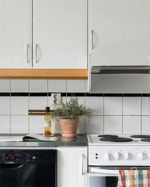 Белоснежная мансардная квартира с арочным окном и роялем