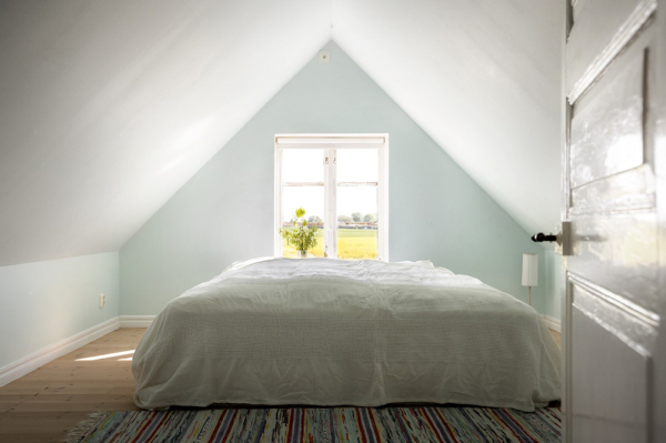 Белые интерьеры старой фермы недалеко от моря в Швеции