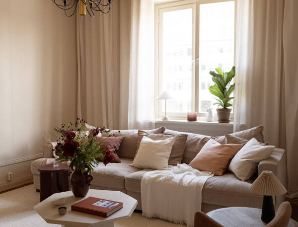 Стильные розовые штрихи в дизайне нежной скандинавской квартиры (84 кв. м)