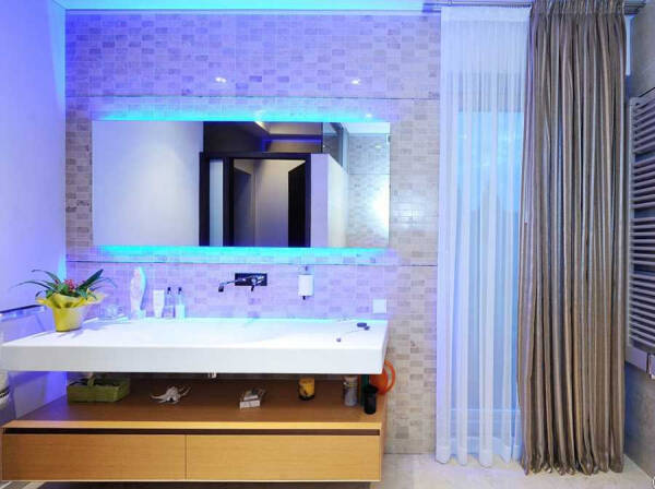 Широкий выбор карнизов для ванной комнаты &mdash; особенности и варианты установки