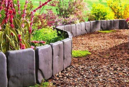 Установка маленького забора на участке