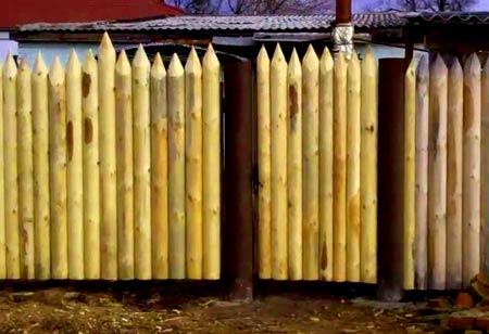 Строительство деревянных заборов из бруса